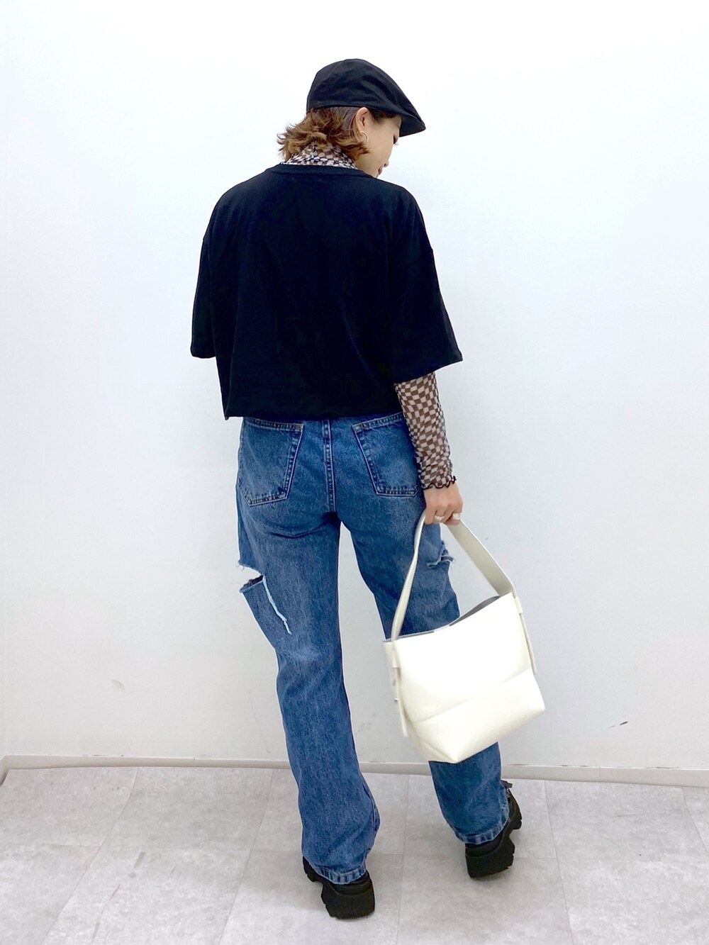 ブルー系のデニムパンツ、ブラック系のサンダル、その他のその他トップスを着用したレディースの夏コーディネートの3枚目の写真