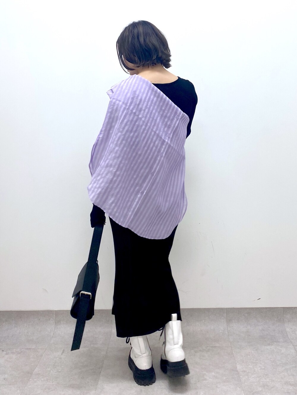 ブラック系のワンピース/ドレス、パープル系のトップス、ホワイト系のシューズを着用したレディースの春コーディネートの4枚目の写真