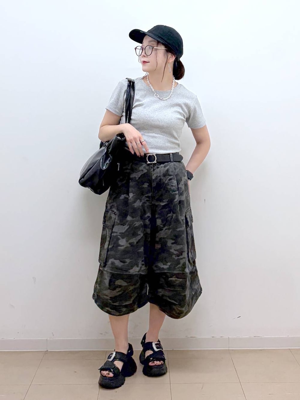 ブラック系のパーカー、グレー系のTシャツ/カットソー、ブラック系のサンダルを着用したレディースの夏コーディネートの5枚目の写真