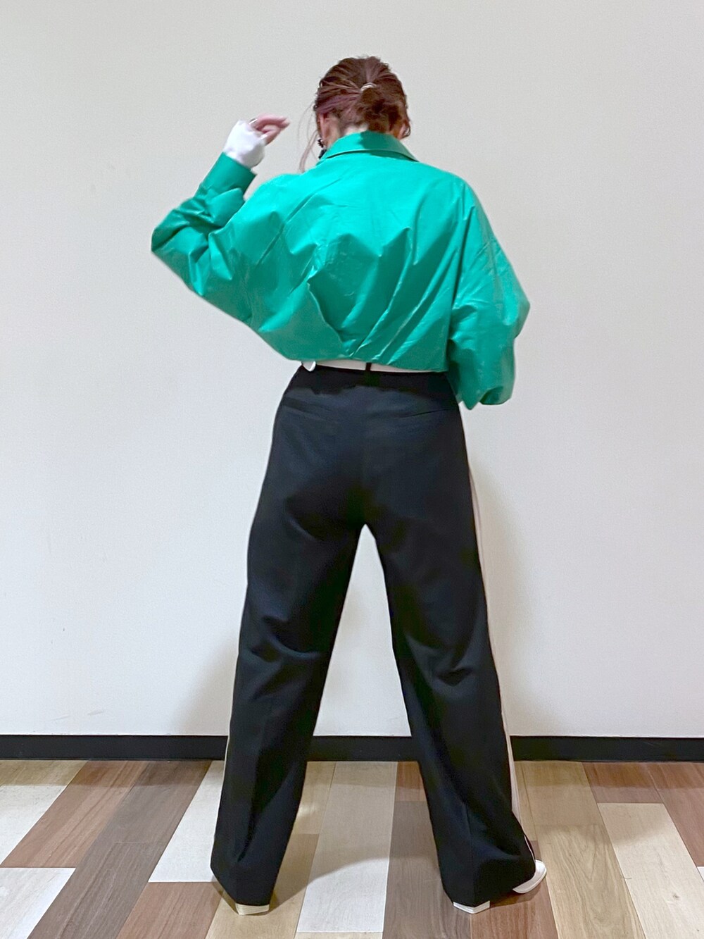 ブラック系のスラックス、ホワイト系のサンダル、ホワイト系のTシャツ/カットソーを着用したレディースの冬コーディネートの3枚目の写真