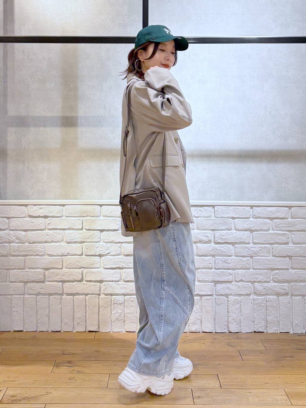 ホワイト系のスニーカー、ホワイト系のタンクトップ、ブラウン系のショルダーバッグを着用したレディースの春コーディネートの7枚目の写真