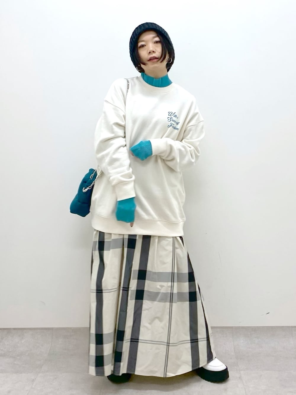 ホワイト系のスカート、その他のトップス、ホワイト系のスウェットを着用したレディースの冬コーディネートの2枚目の写真