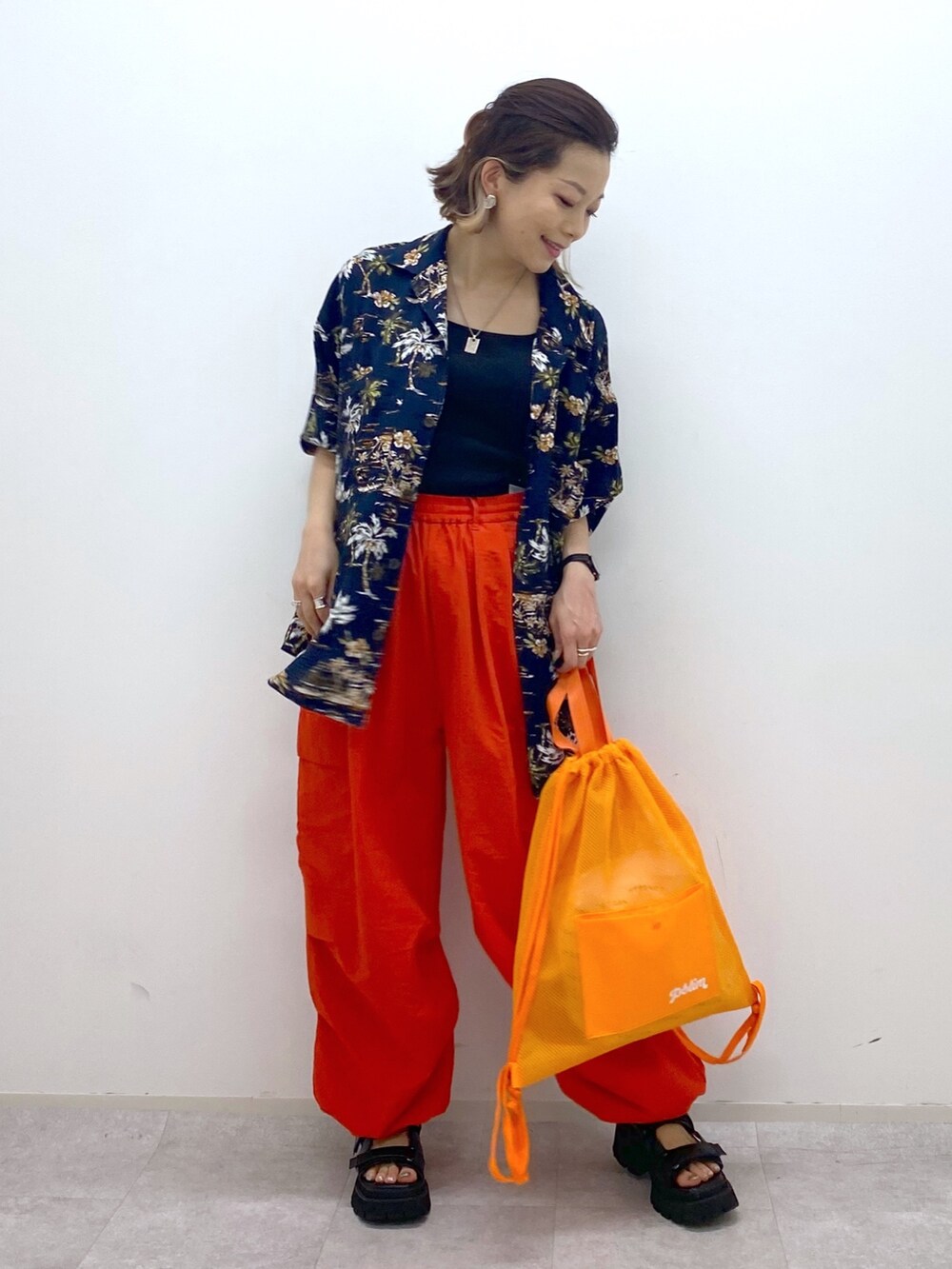 オレンジ系のその他パンツ、ブラック系のサンダル、ブラック系のシャツ/ブラウスを着用したレディースの夏コーディネートの5枚目の写真