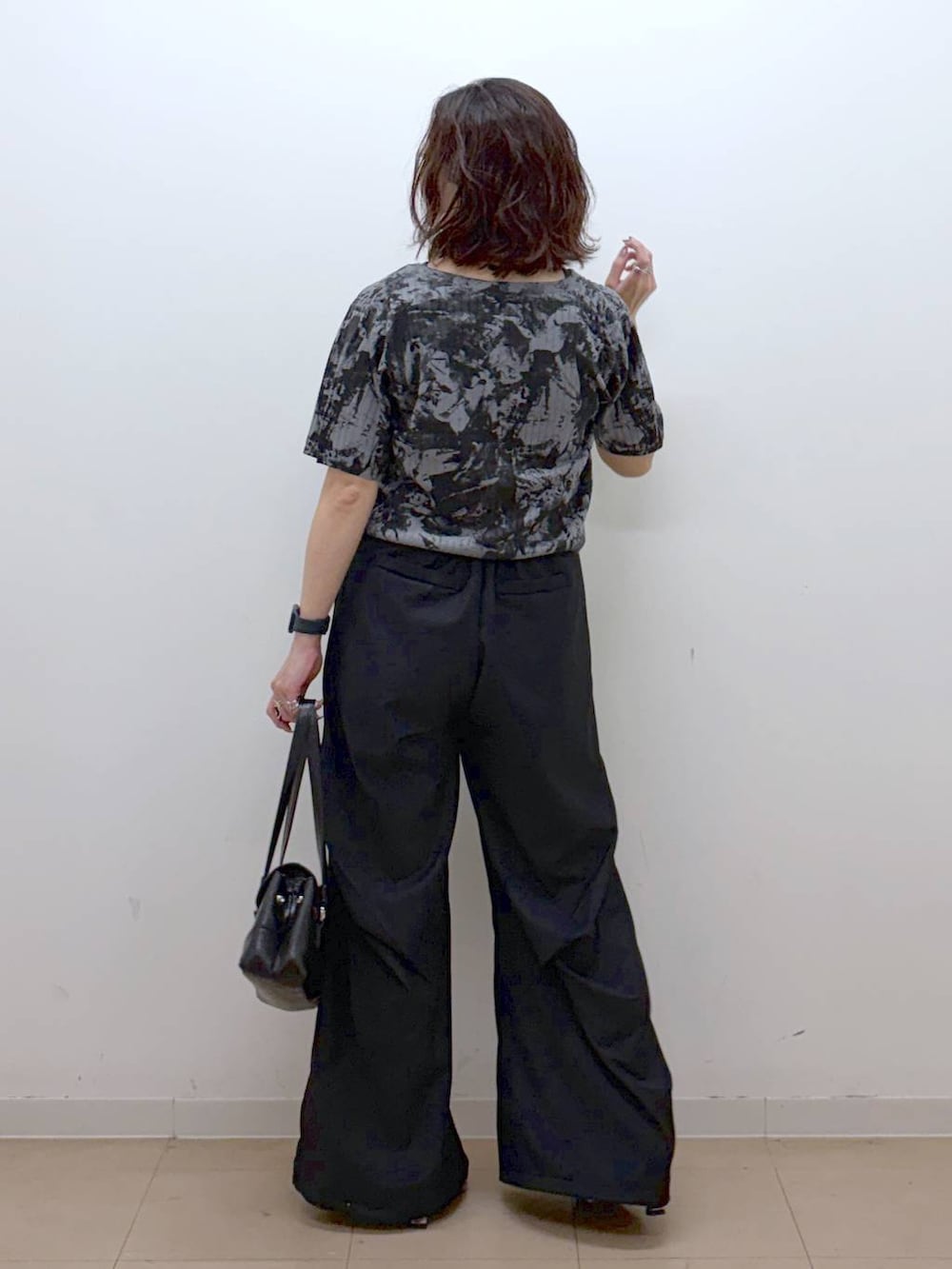 その他のサンダル、グレー系のタンクトップ、ブラック系のスラックスを着用したレディースの夏コーディネートの6枚目の写真