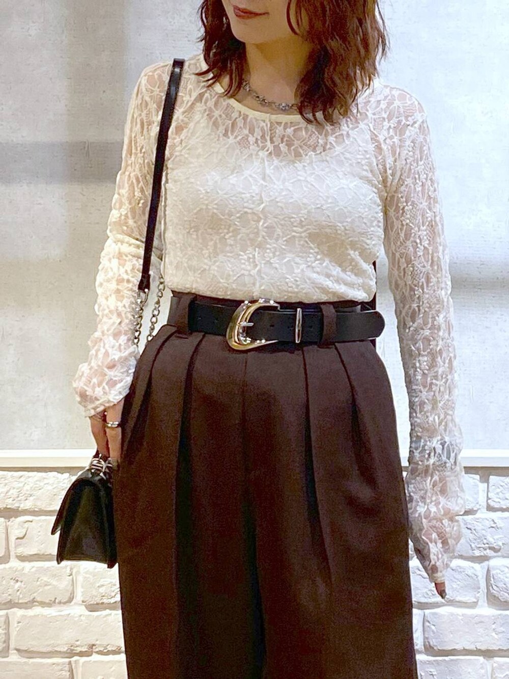 ホワイト系のキャミソール、ブラック系のパンプス、ホワイト系のTシャツ/カットソーを着用したレディースの秋コーディネートの3枚目の写真