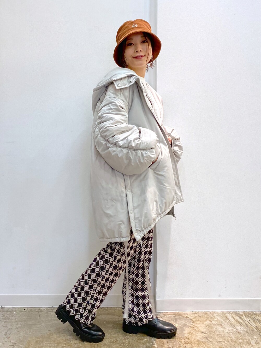 「カジュアル、JEANASiS、ショートブーツ、冬コーデ、バケットハット、PAGEBOY、低身長、オトナカジュアル、ボリューム袖、モンスターパーカー」|「PBLIMの【PAGEBOYLIM】コーデュロイバケハ(ハット、イエロー系)」を使った、Chisaさん(レディース・154cm)の秋コーディネートの3枚目の写真