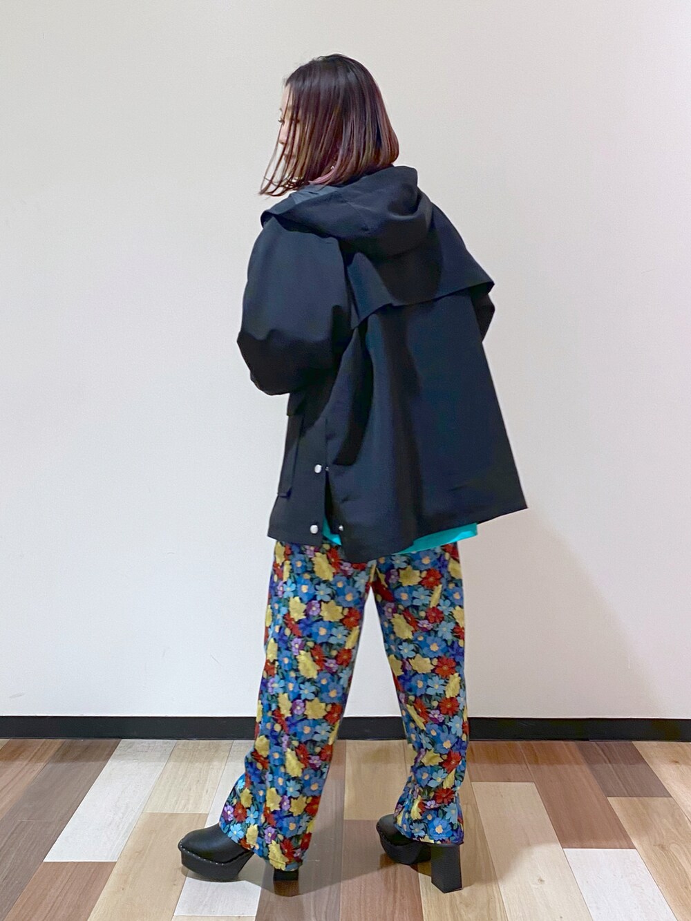 ブラック系のマウンテンパーカー、ブラック系のその他パンツ、ブラック系のブーツを着用したレディースの冬コーディネートの2枚目の写真