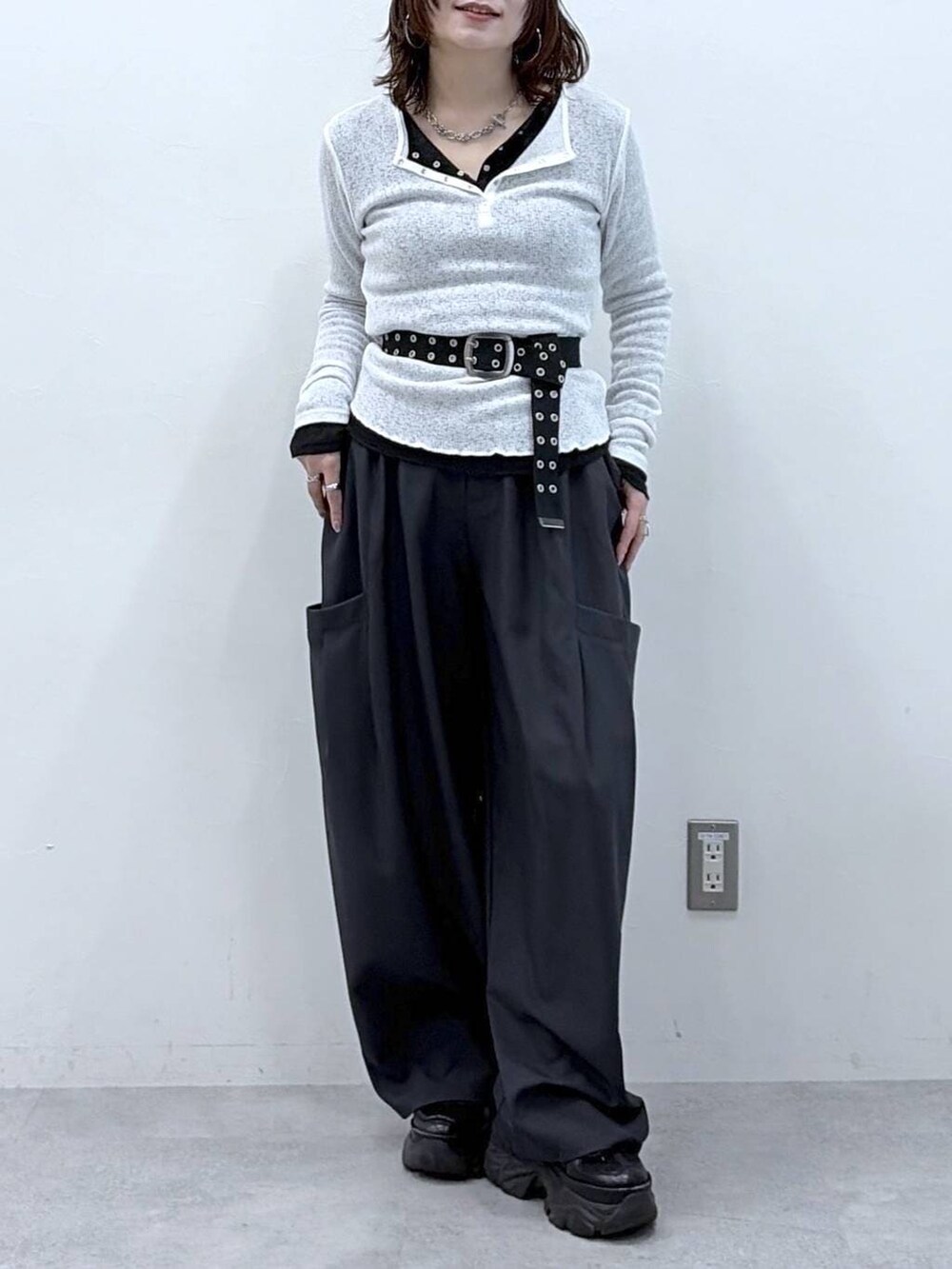 ブラック系のスニーカー、ブラック系のTシャツ/カットソー、ホワイト系のTシャツ/カットソーを着用したレディースの春コーディネートの3枚目の写真