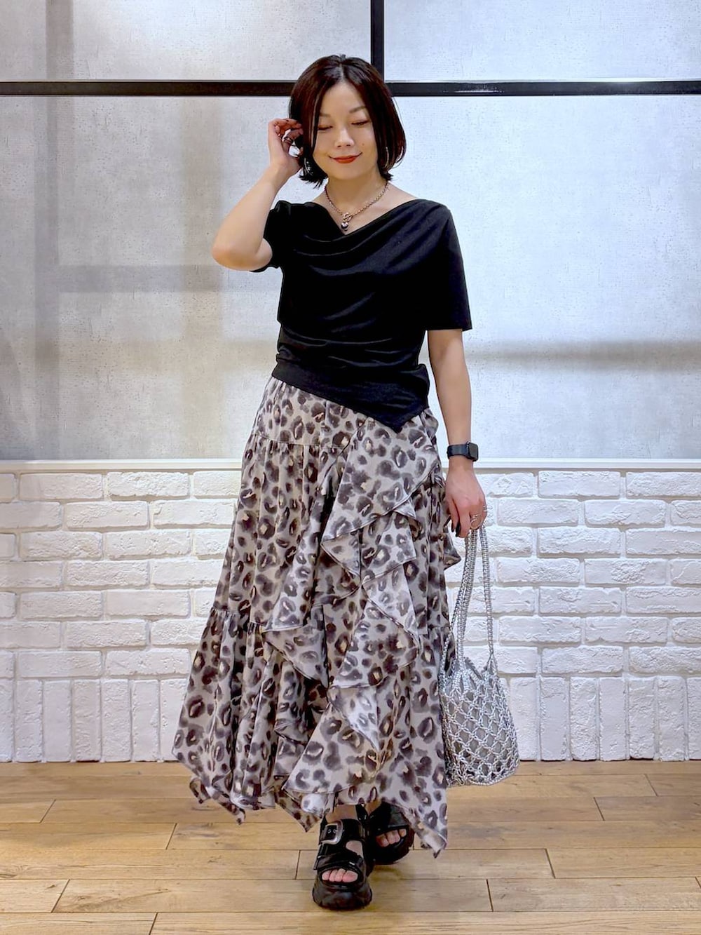 その他のスカート、シルバー系のショルダーバッグ、ブラック系のサンダルを着用したレディースの春コーディネートの8枚目の写真