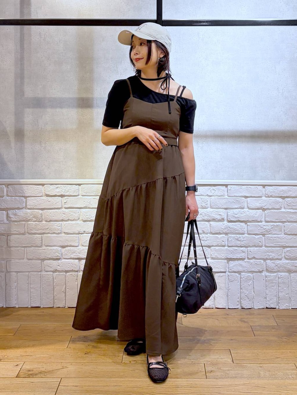 ブラック系のパンプス、ブラック系のトートバッグ、ブラック系のTシャツ/カットソーを着用したレディースの春コーディネートの8枚目の写真