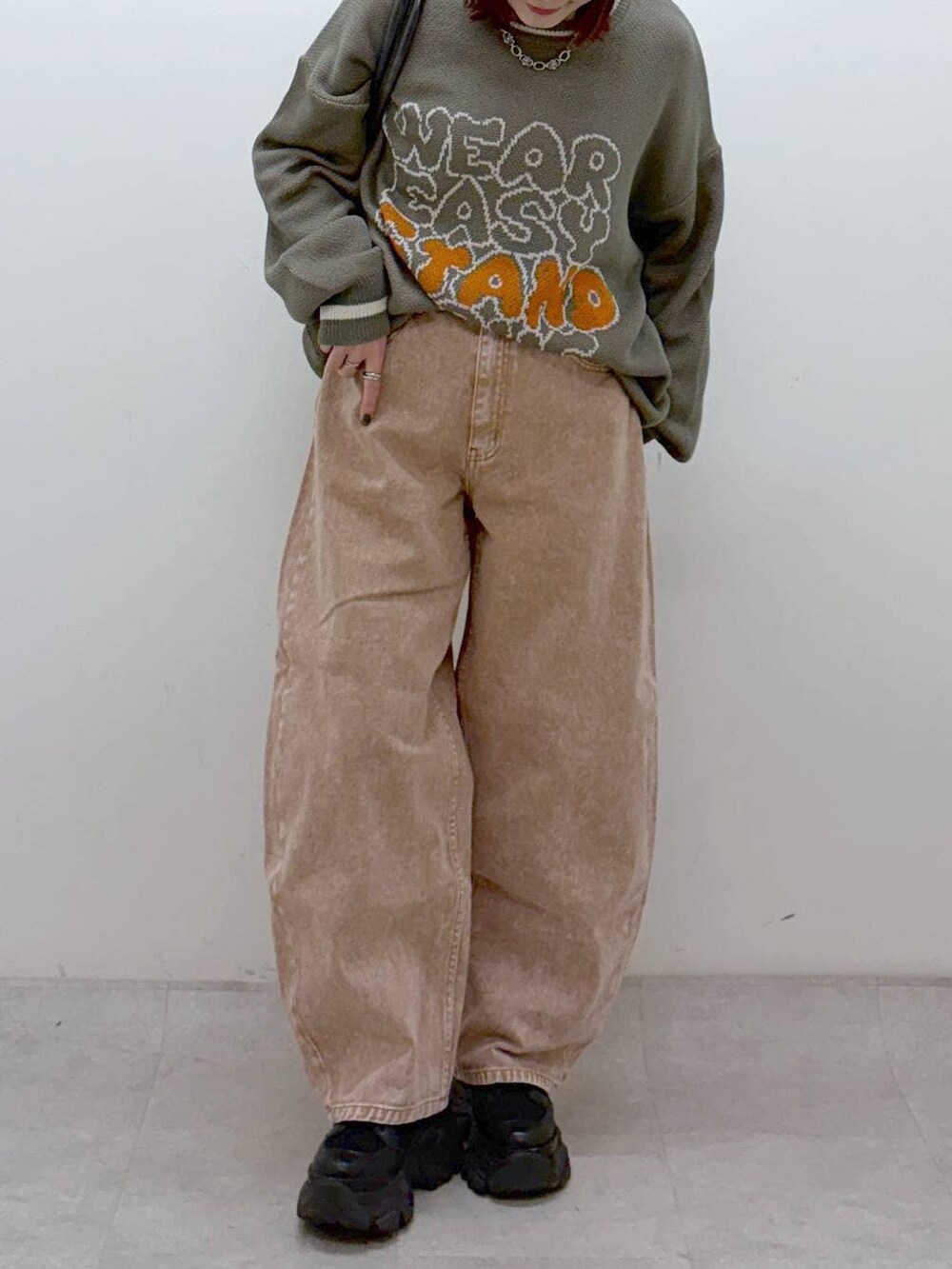 ブラック系のブーツ、ブラック系のボストンバッグ、ブラック系のブルゾンを着用したレディースの冬コーディネートの4枚目の写真