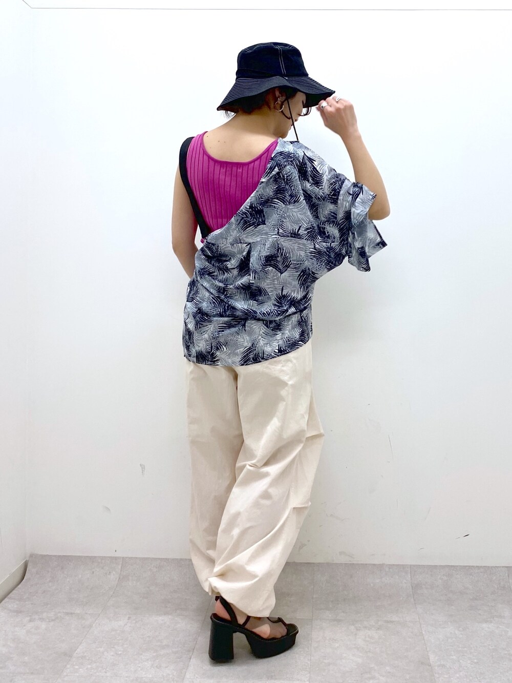 ホワイト系のその他パンツ、その他のサンダル、ピンク系のタンクトップを着用したレディースの春コーディネートの3枚目の写真