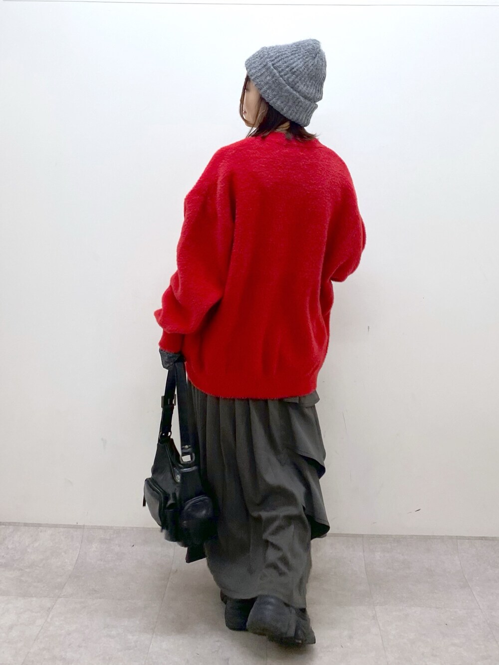 レッド系のカーディガン/ボレロ、シルバー系のTシャツ/カットソー、ブラウン系のスカートを着用したレディースの秋コーディネートの6枚目の写真