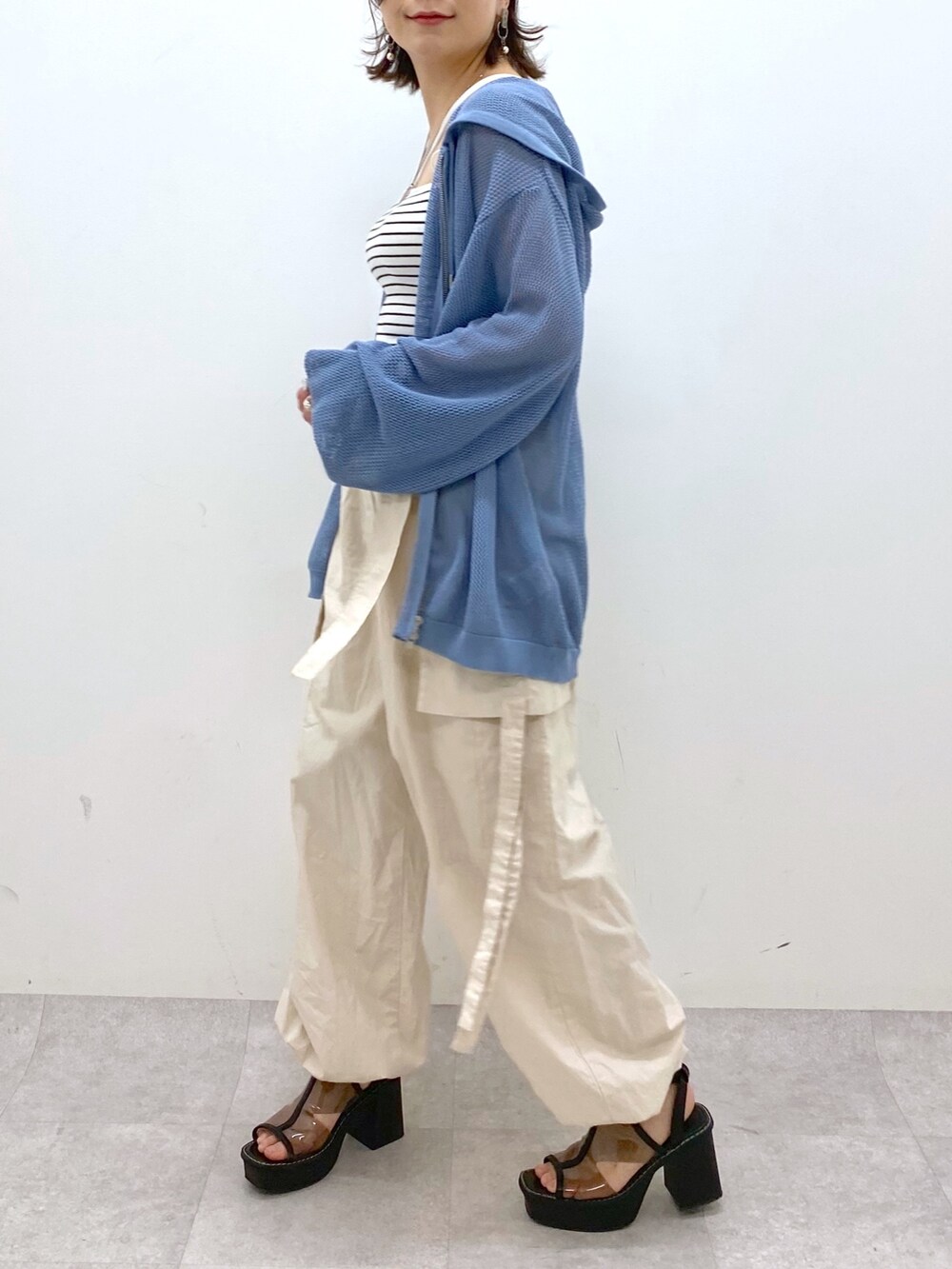 ホワイト系のカーゴパンツ、その他のサンダル、ブラック系のキャミソールを着用したレディースの夏コーディネートの4枚目の写真