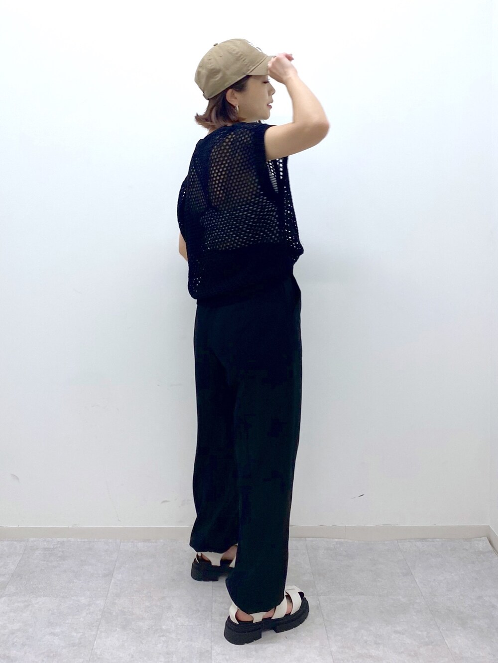 ブラック系のトップス、その他のトップス、ホワイト系のシューズを着用したレディースの夏コーディネートの3枚目の写真