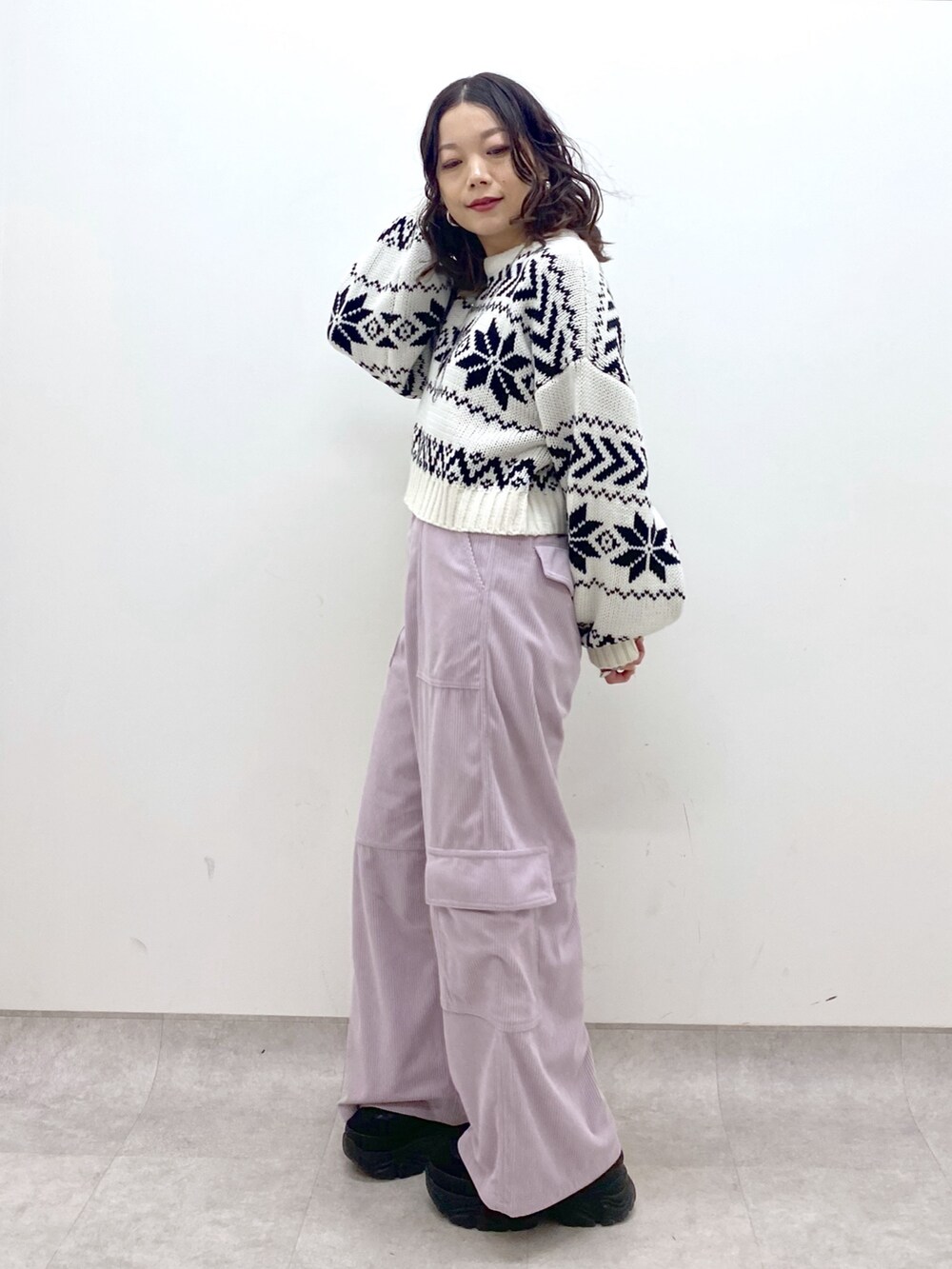 ピンク系のカーゴパンツ、ホワイト系のニット/セーター、シルバー系のショルダーバッグを着用したレディースの冬コーディネートの3枚目の写真