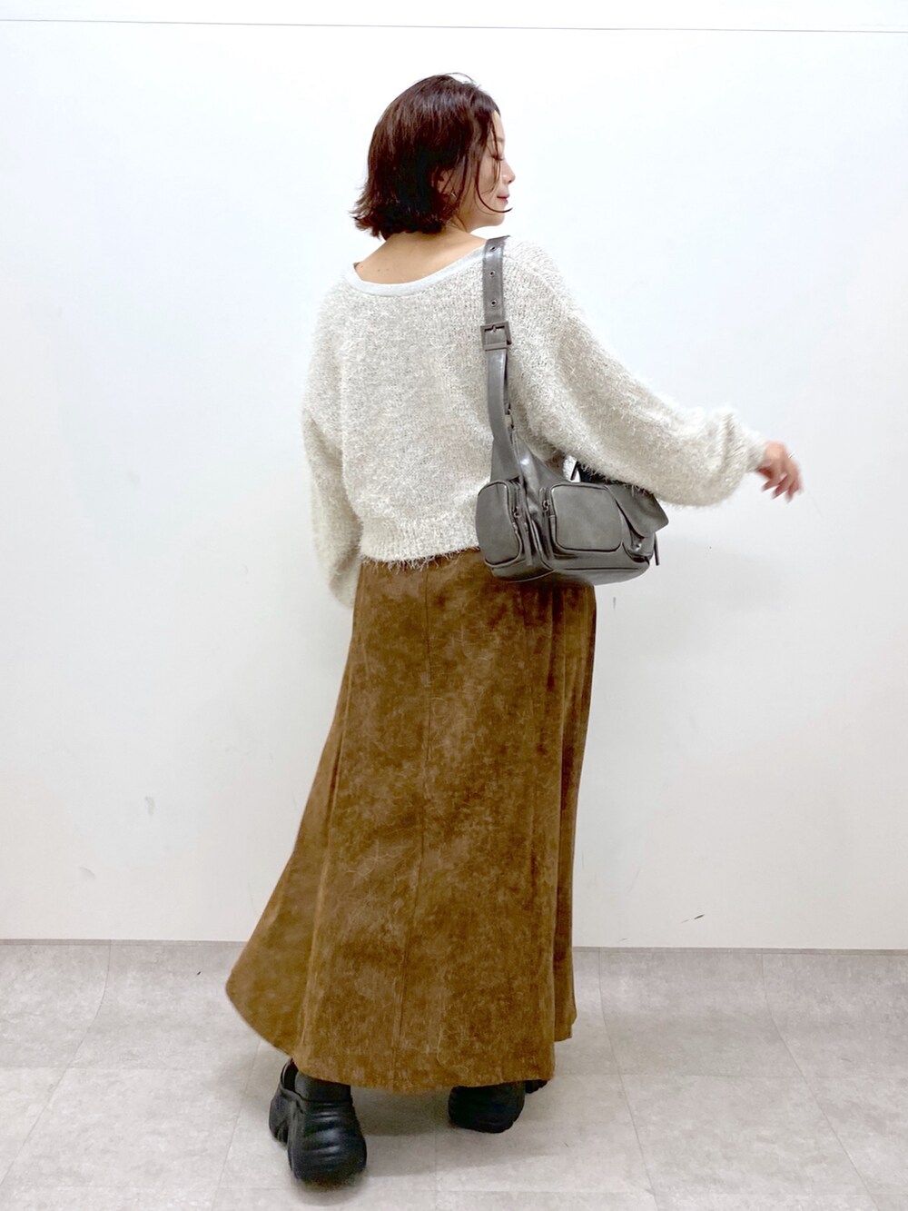 「ブラウン、淡色コーデ、厚底シューズ、秋服準備はじめました、デートコーデ、ショルダーバッグ、休日スタイル、カーディガン、ロングスカート、秋コーデ、低身長、オトナカジュアル、フェザーニット、マーメイドスカート、ショートブーツ」｜「PAGEBOYのラメファインフェザーZIPカーディガン（カーディガン/ボレロ、ホワイト系）」を使った、Chisaさん（レディース・154cm）の秋コーディネートの7枚目の写真