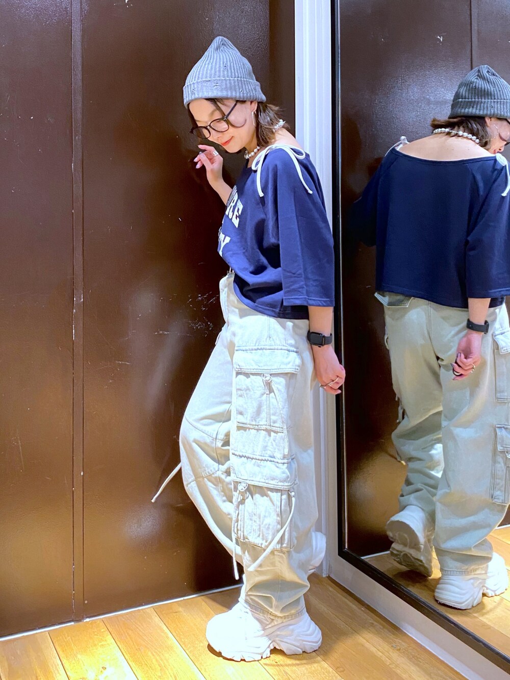 ブルー系のデニムパンツ、ホワイト系のスニーカー、ブルー系のTシャツ/カットソーを着用したレディースの夏コーディネートの4枚目の写真