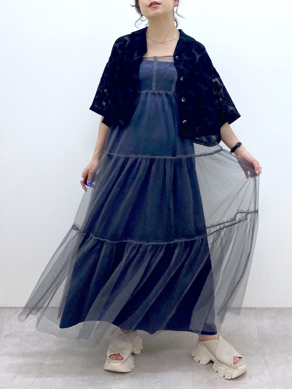 グレー系のワンピース、ブラック系のシャツ/ブラウス、ホワイト系のサンダルを着用したレディースの夏コーディネートの4枚目の写真