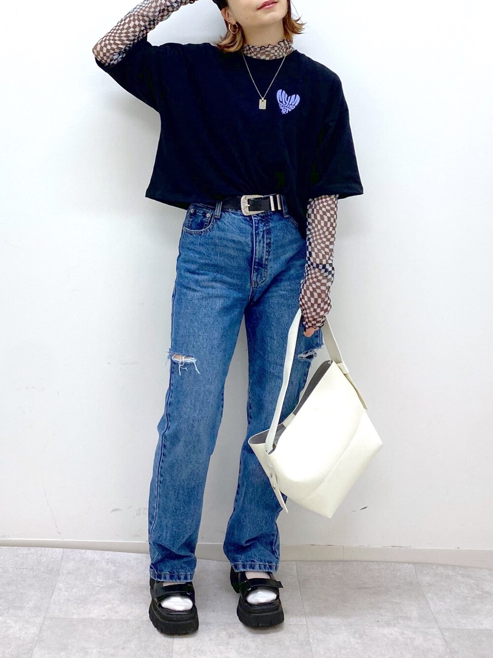 ブルー系のデニムパンツ、ブラック系のサンダル、その他のその他トップスを着用したレディースの夏コーディネートの4枚目の写真