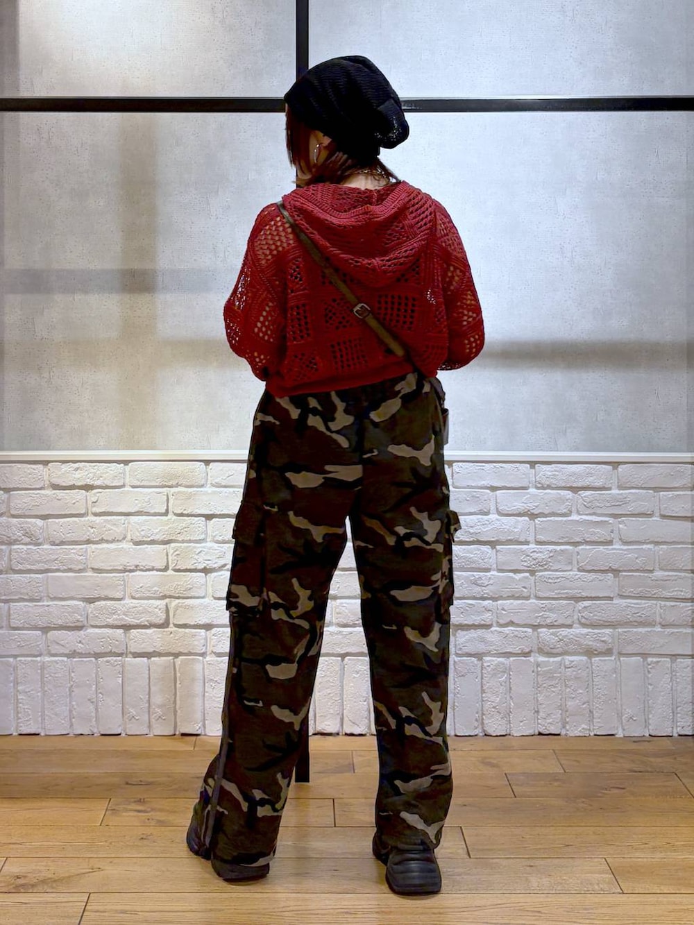 ブラック系のスニーカー、ブラック系のタンクトップ、グリーン系のスウェットパンツを着用したレディースの春コーディネートの6枚目の写真