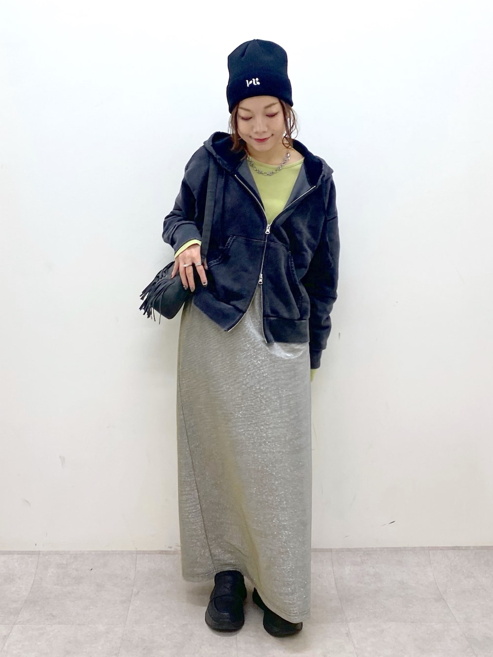 イエロー系のTシャツ/カットソー、ブラック系のパーカー、グレー系のスカートを着用したレディースの春コーディネートの8枚目の写真