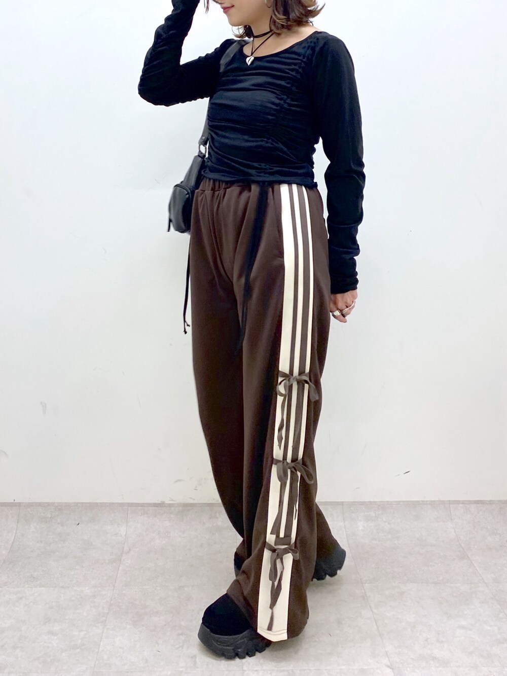 ブラウン系のその他パンツ、ブラック系のTシャツ/カットソー、ブラック系のショルダーバッグを着用したレディースの夏コーディネートの3枚目の写真