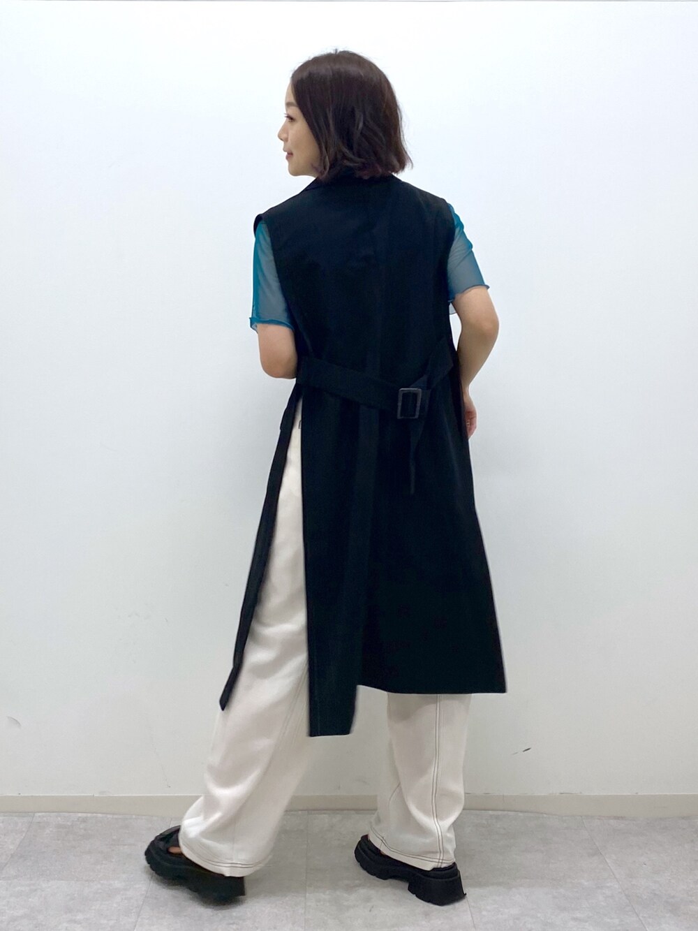 ホワイト系のその他パンツ、ブラック系のタンクトップ、ブルー系のTシャツ/カットソーを着用したレディースの夏コーディネートの5枚目の写真