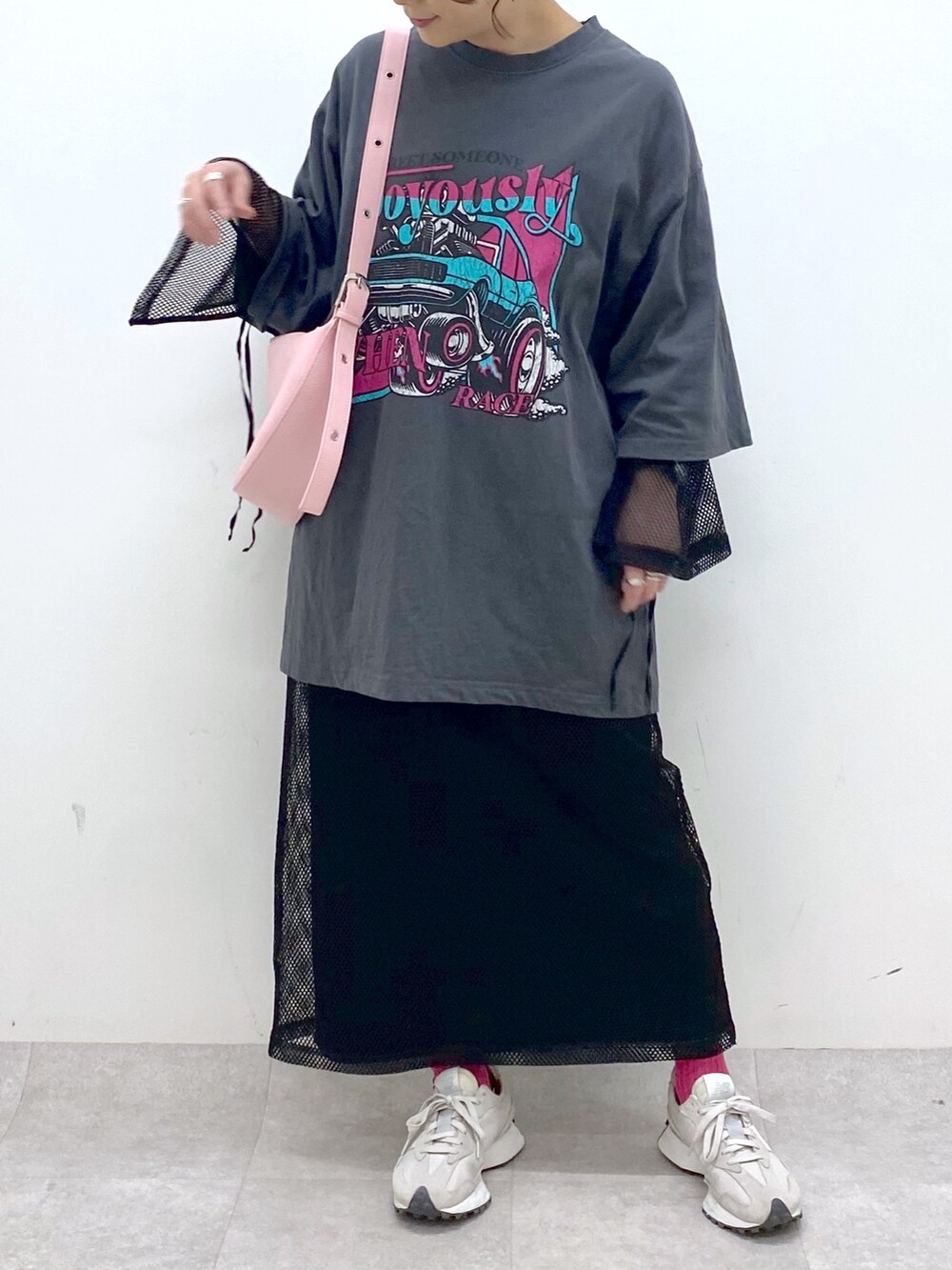 ブラック系のワンピース/ドレス、ピンク系のショルダーバッグ、ベージュ系のスニーカーを着用したレディースの春コーディネートの5枚目の写真