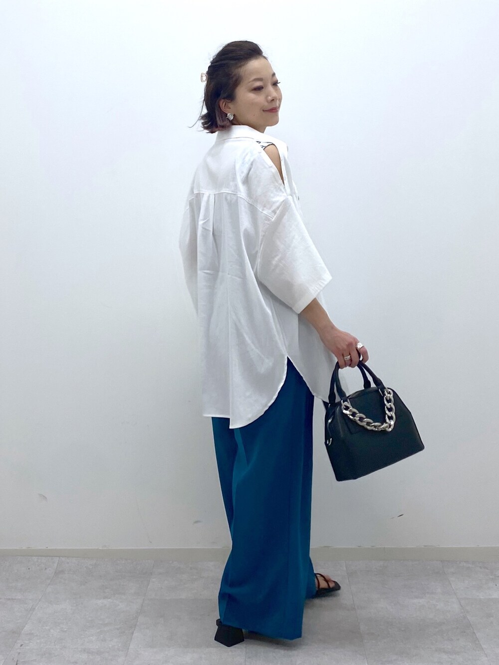 ブルー系のその他パンツ、ブラック系のショルダーバッグ、ブラック系のサンダルを着用したレディースの夏コーディネートの3枚目の写真