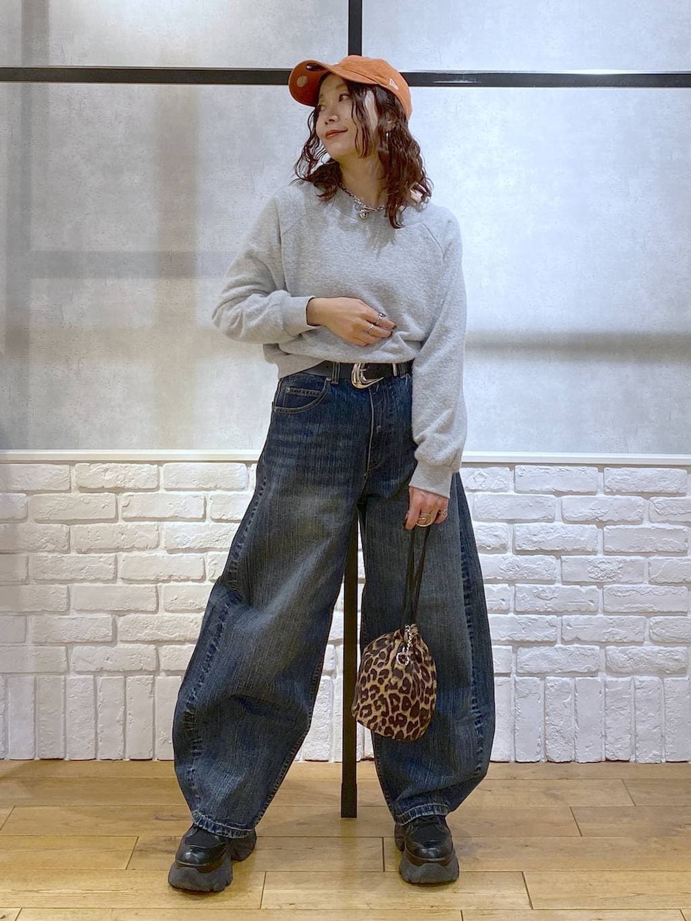 ブラック系のブーツ、ブルー系のデニムパンツ、その他のハンドバッグを着用したレディースの冬コーディネートの4枚目の写真