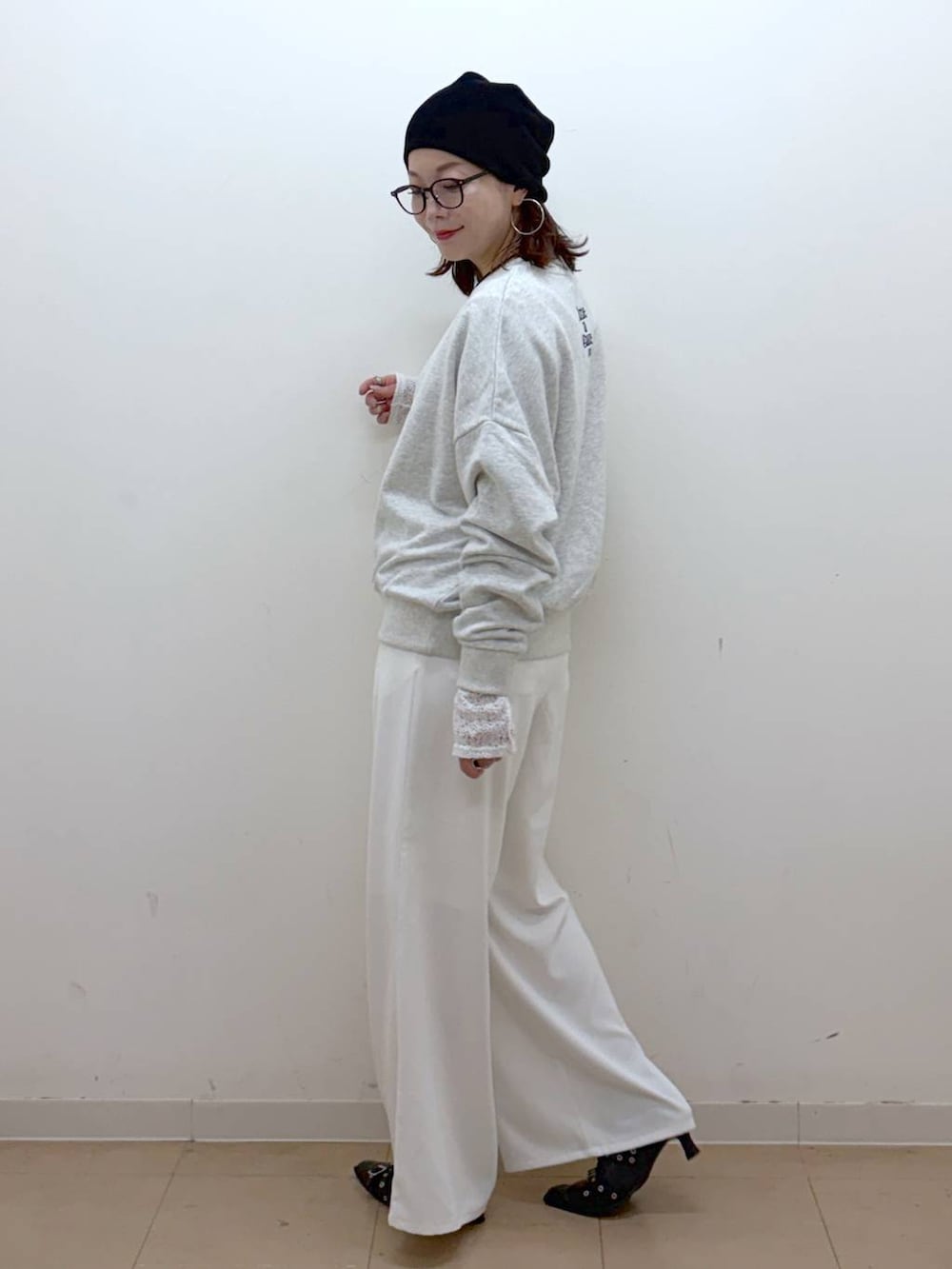 グレー系のスウェット、ホワイト系のスラックス、ホワイト系のTシャツ/カットソーを着用したレディースの冬コーディネートの5枚目の写真
