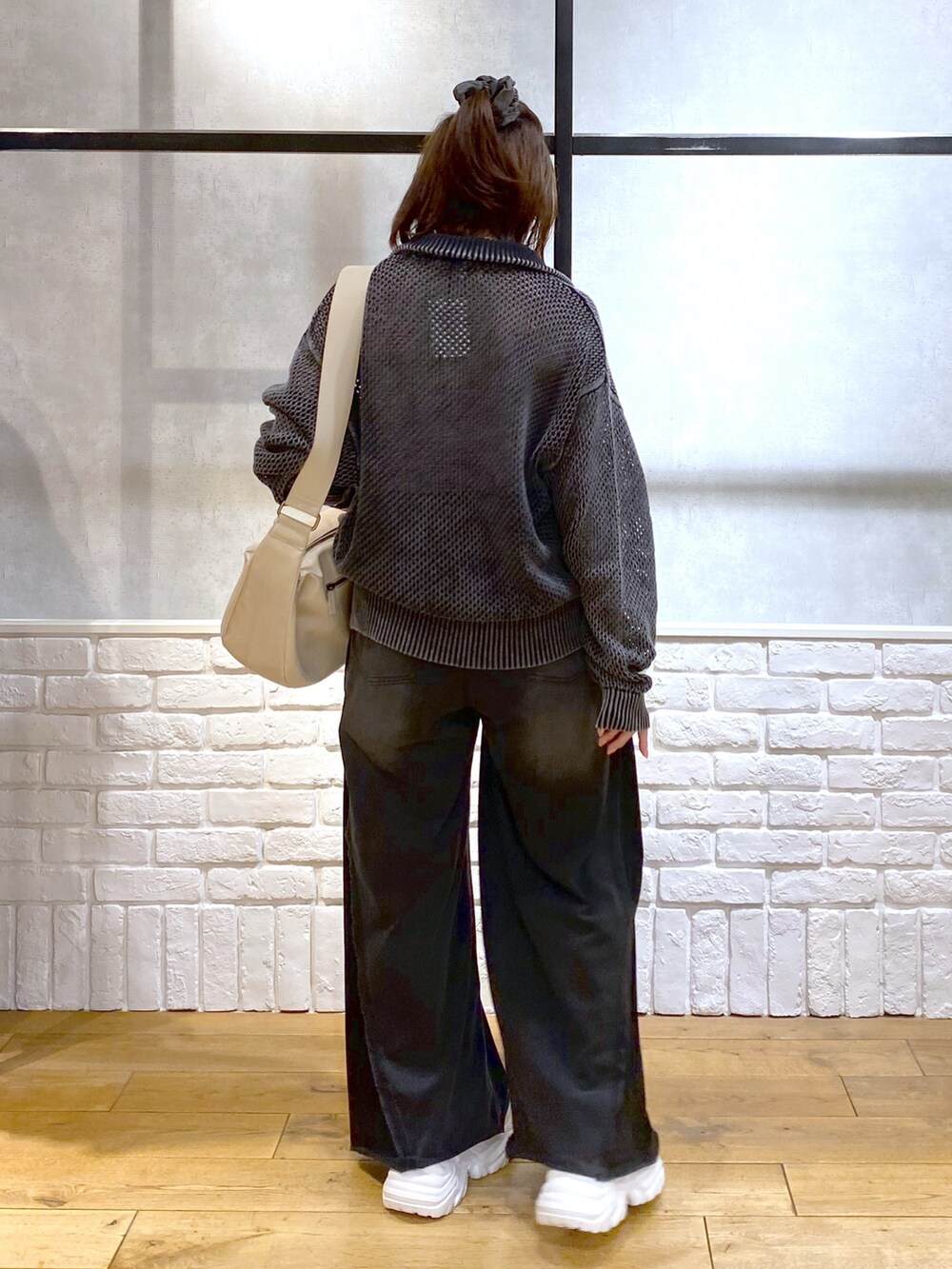 ピンク系のキャミソール、ブラック系のニット/セーター、ブラック系のデニムパンツを着用したレディースの春コーディネートの6枚目の写真