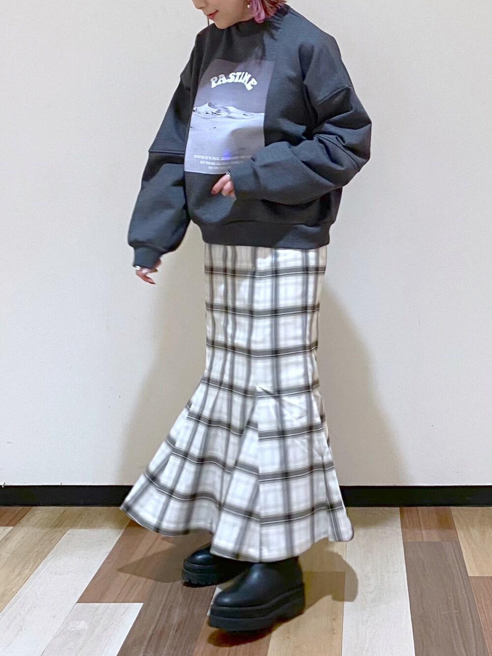 グレー系のスウェット、ホワイト系のスカート、ブラック系のブーツを着用したレディースの冬コーディネートの5枚目の写真