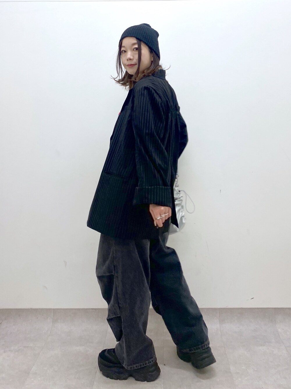 ホワイト系のTシャツ/カットソー、その他のテーラードジャケット、シルバー系のショルダーバッグを着用したレディースの冬コーディネートの4枚目の写真