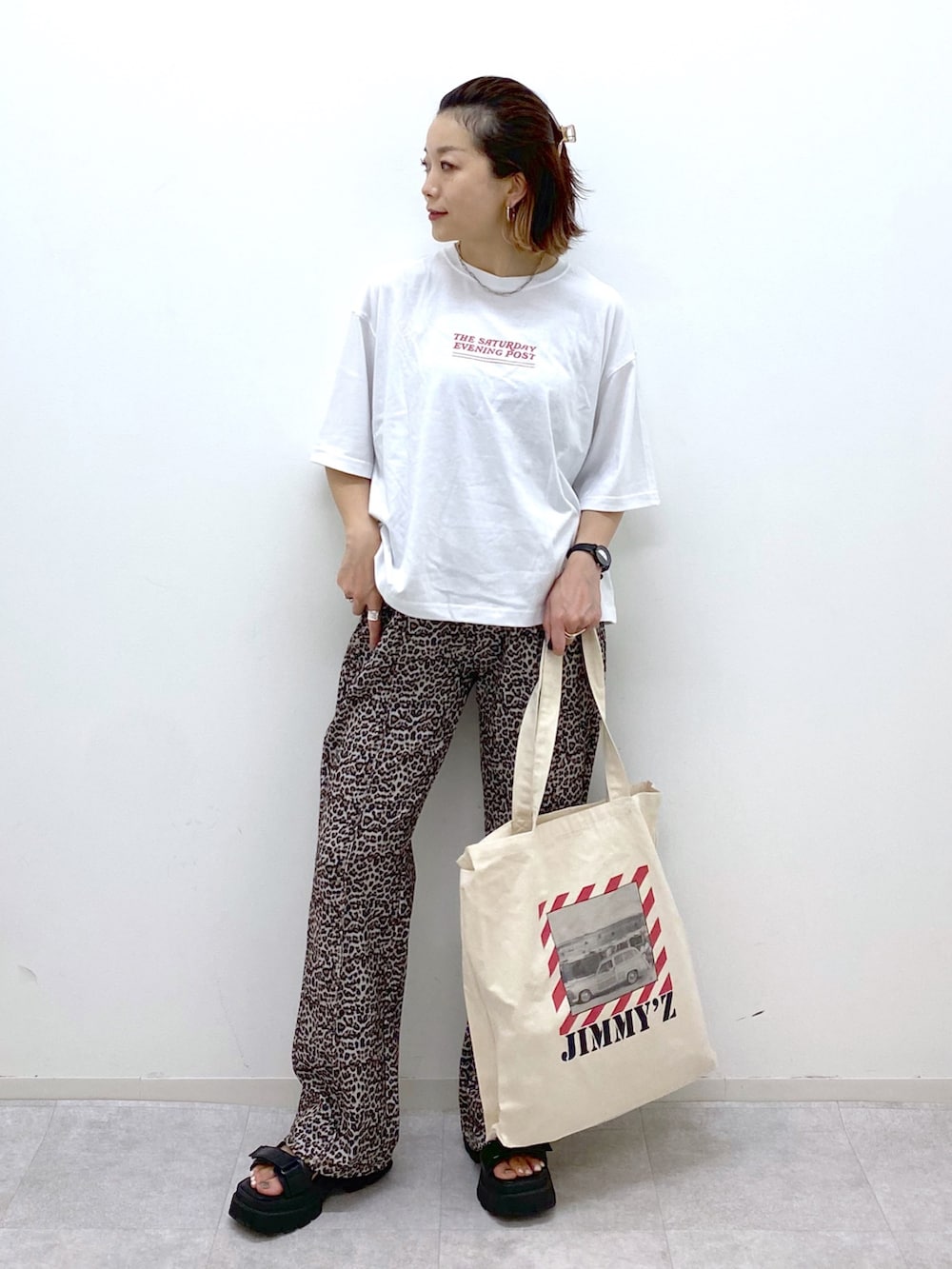 ホワイト系のTシャツ/カットソー、その他のパンツ、ホワイト系のトートバッグを着用したレディースの夏コーディネートの2枚目の写真