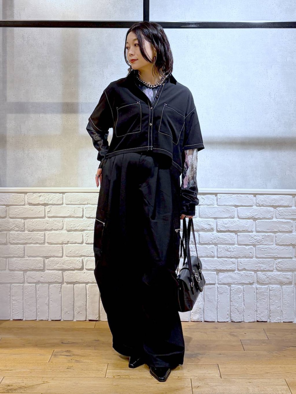 ブラック系のカーゴパンツ、ブラック系のシャツ/ブラウス、ブラック系のTシャツ/カットソーを着用したレディースの夏コーディネートの4枚目の写真