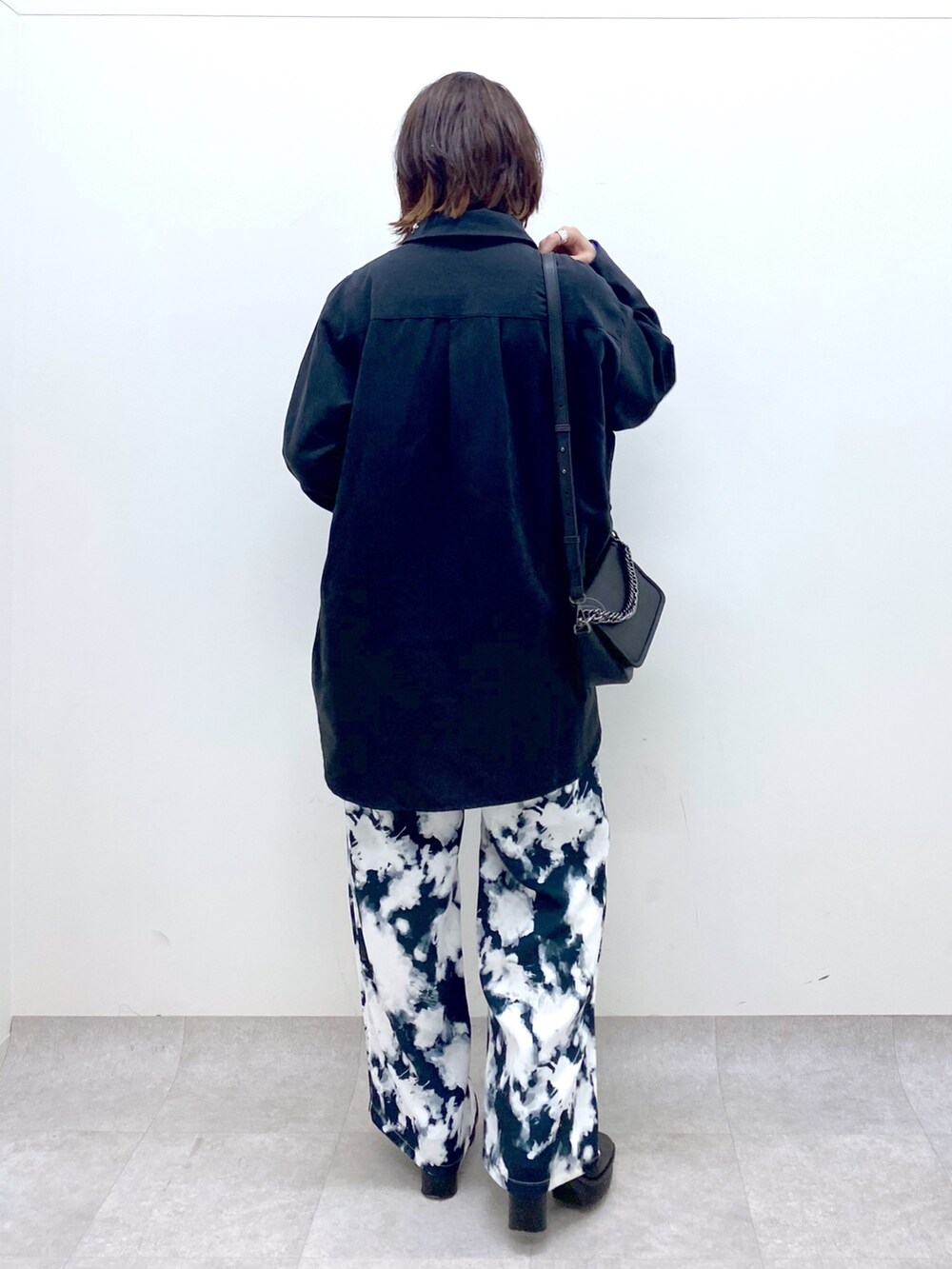 ブラック系のシャツ/ブラウス、ブラック系のバッグ、ブラック系のブーツを着用したレディースの秋コーディネートの4枚目の写真