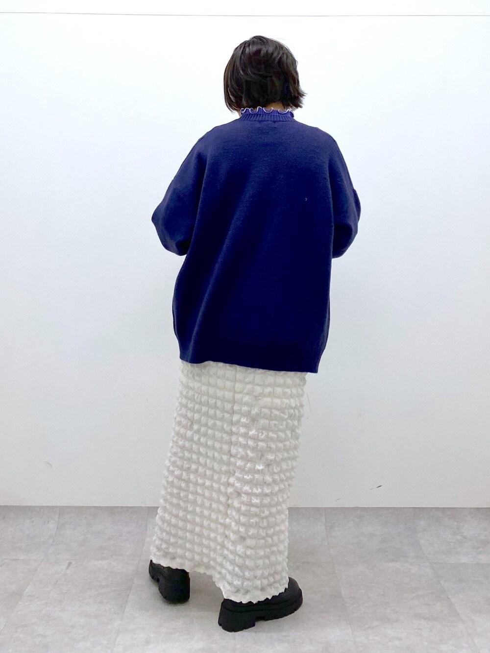 ホワイト系のスカート、パープル系のニット/セーター、パープル系のニット/セーターを着用したレディースの冬コーディネートの3枚目の写真