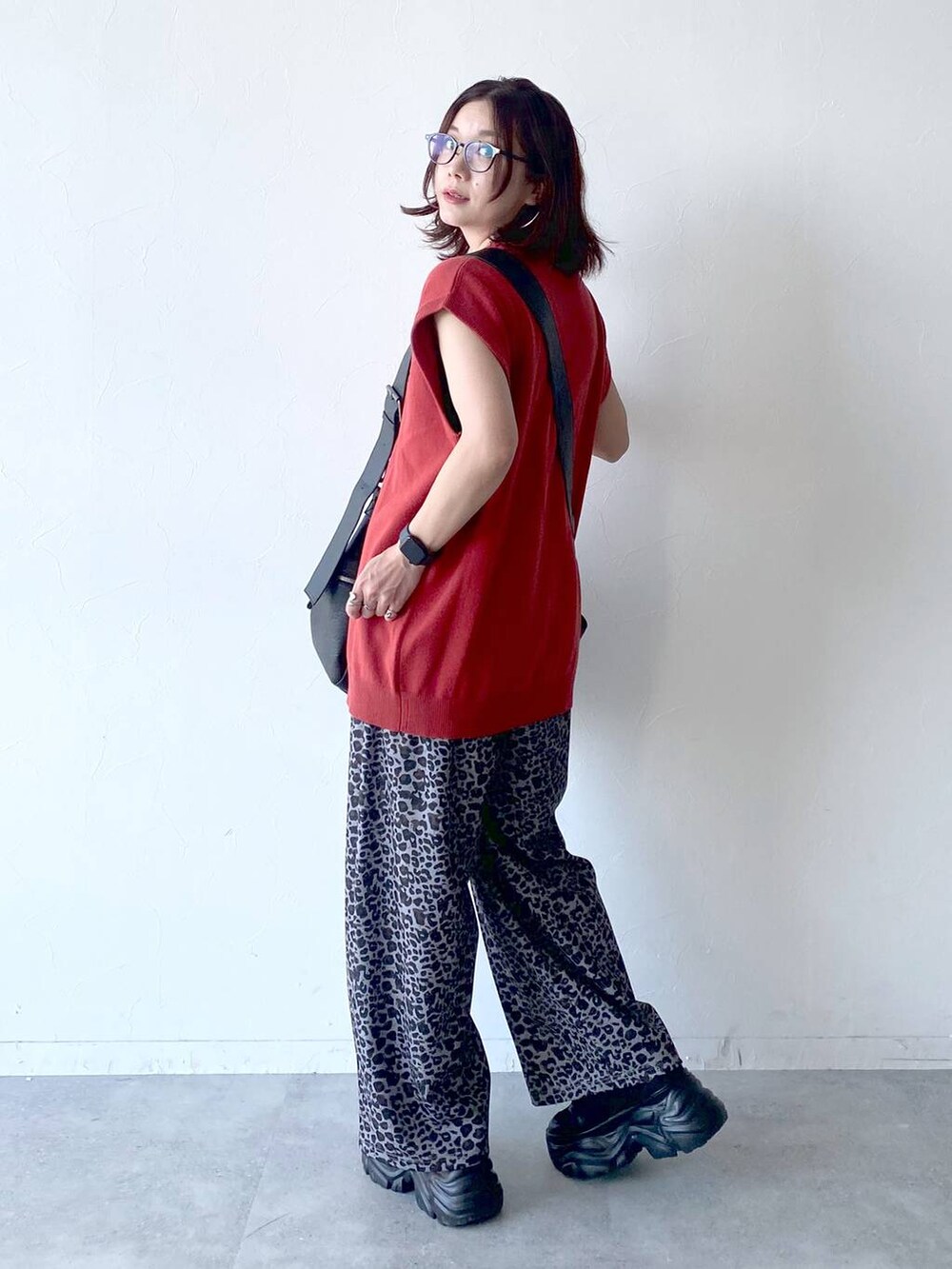 ブラック系のスニーカー、ブラック系のキャミソール、その他のその他パンツを着用したレディースの夏コーディネートの5枚目の写真