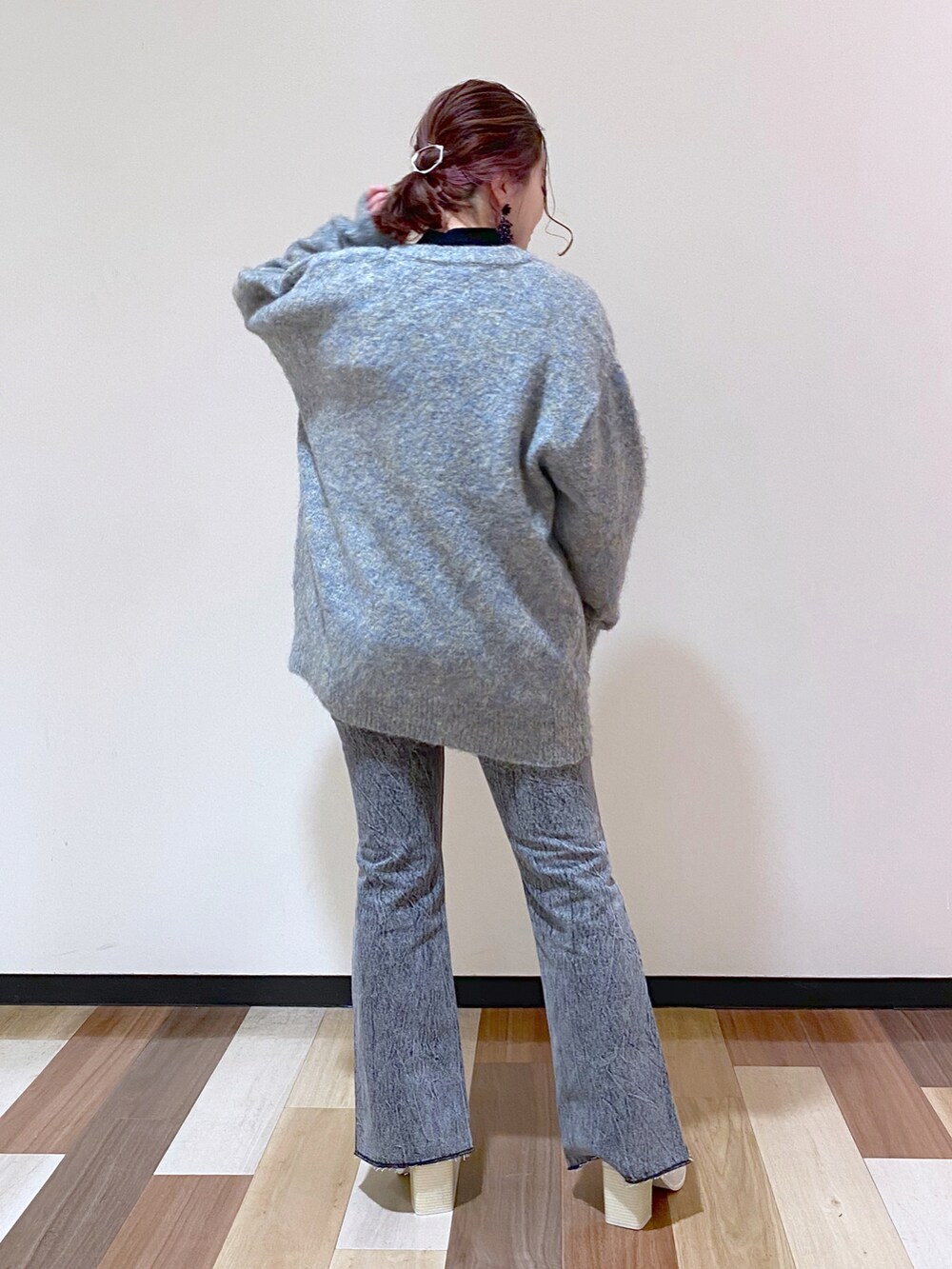 ブラック系のデニムパンツ、ホワイト系のサンダル、ブラック系のシャツ/ブラウスを着用したレディースの冬コーディネートの4枚目の写真