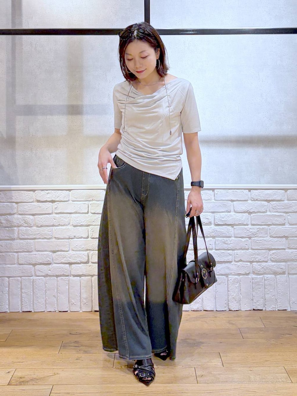 グリーン系のデニムパンツ、ブラック系のサンダル、ベージュ系のTシャツ/カットソーを着用したレディースの夏コーディネートの8枚目の写真