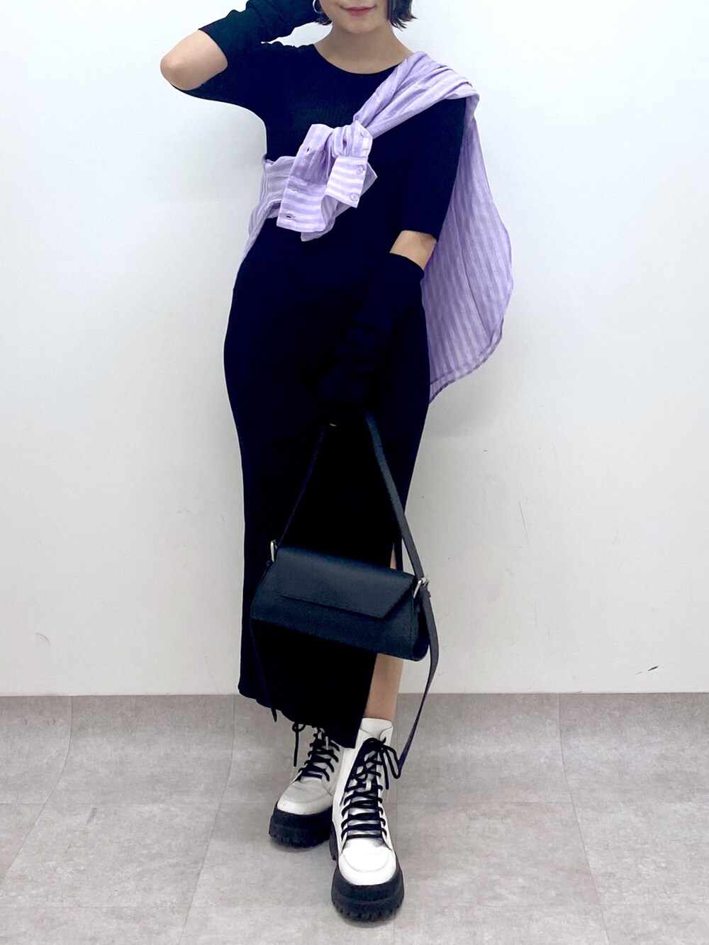 ブラック系のワンピース/ドレス、パープル系のトップス、ホワイト系のシューズを着用したレディースの春コーディネートの5枚目の写真