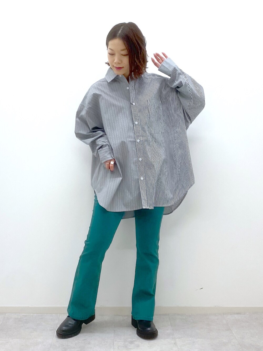 ブラック系のニット/セーター、ブラック系のシャツ/ブラウス、ブラック系のローファーを着用したレディースの春コーディネートの3枚目の写真