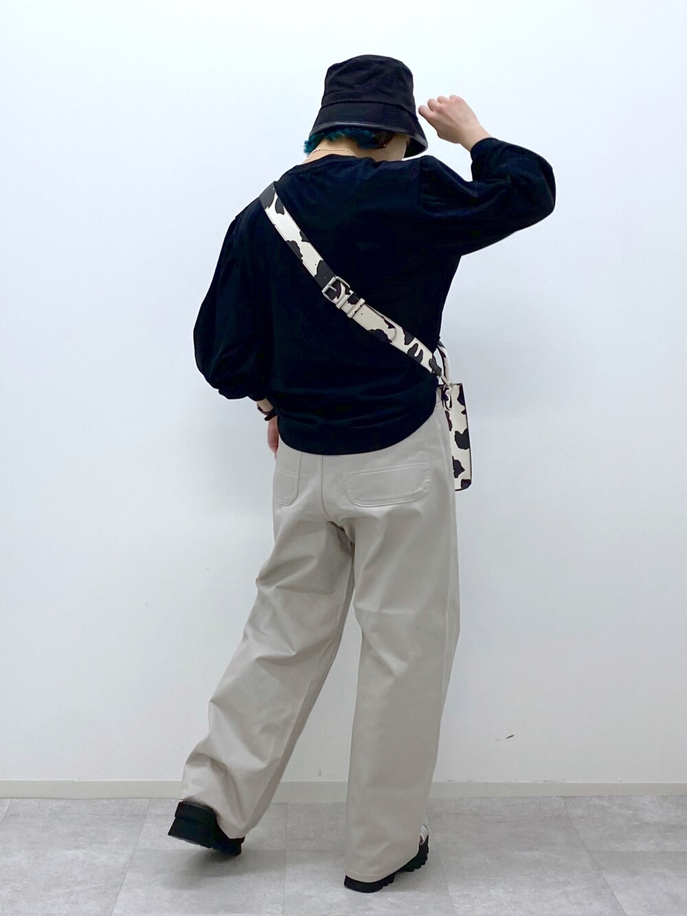 ブラック系のTシャツ/カットソー、ホワイト系のショルダーバッグ、グレー系のその他パンツを着用したレディースの春コーディネートの3枚目の写真