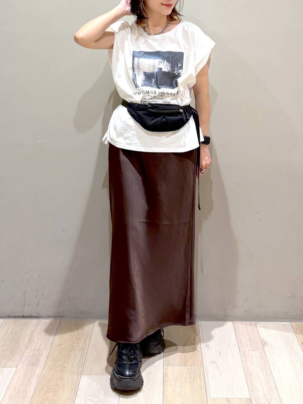 ブルー系のシャツ/ブラウス、ブラウン系のスカート、ブラック系のスニーカーを着用したレディースの夏コーディネートの4枚目の写真