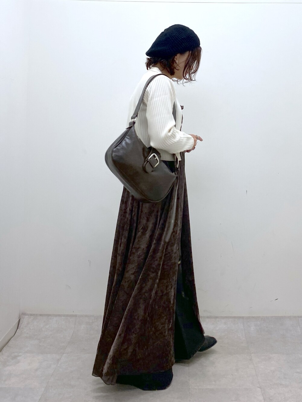 ブラウン系のワンピース、ブラウン系のショルダーバッグ、ブラック系のブーツを着用したレディースの秋コーディネートの7枚目の写真