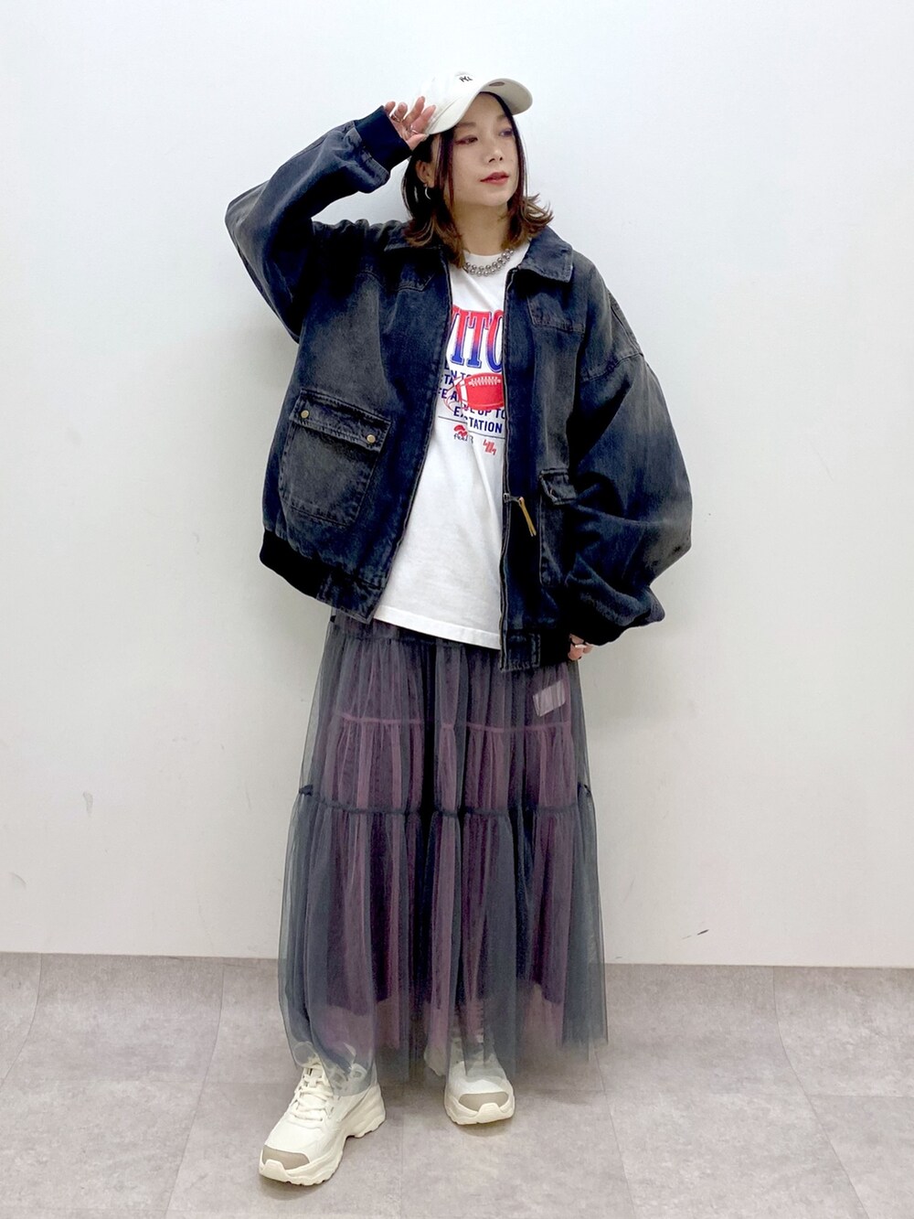 ホワイト系のTシャツ/カットソー、ブラック系のデニムジャケット、グレー系のスカートを着用したレディースの冬コーディネートの9枚目の写真