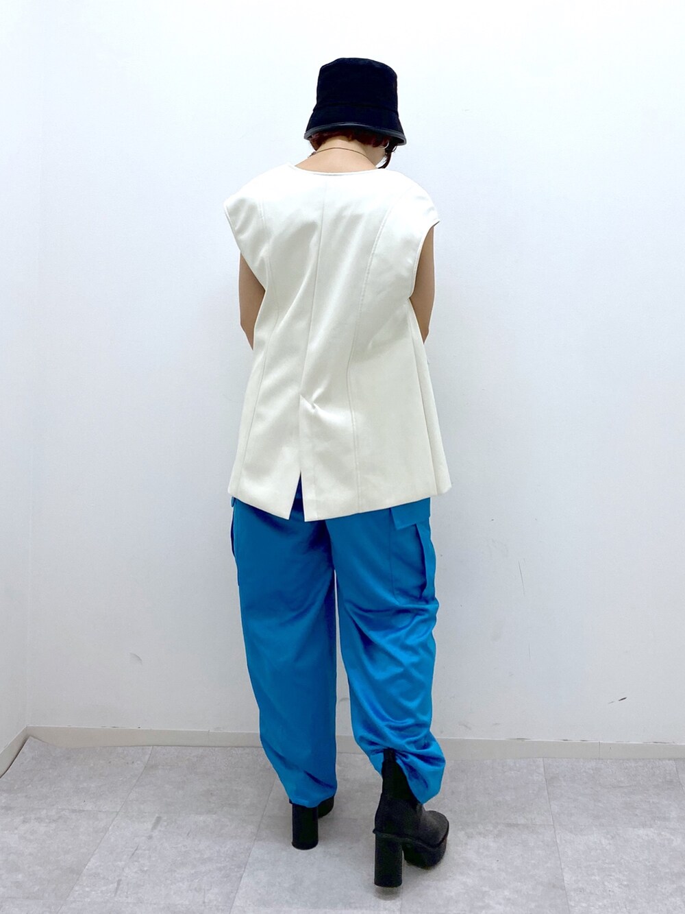 ホワイト系のショルダーバッグ、その他のパンツ、ブラック系のブーツを着用したレディースの秋コーディネートの3枚目の写真