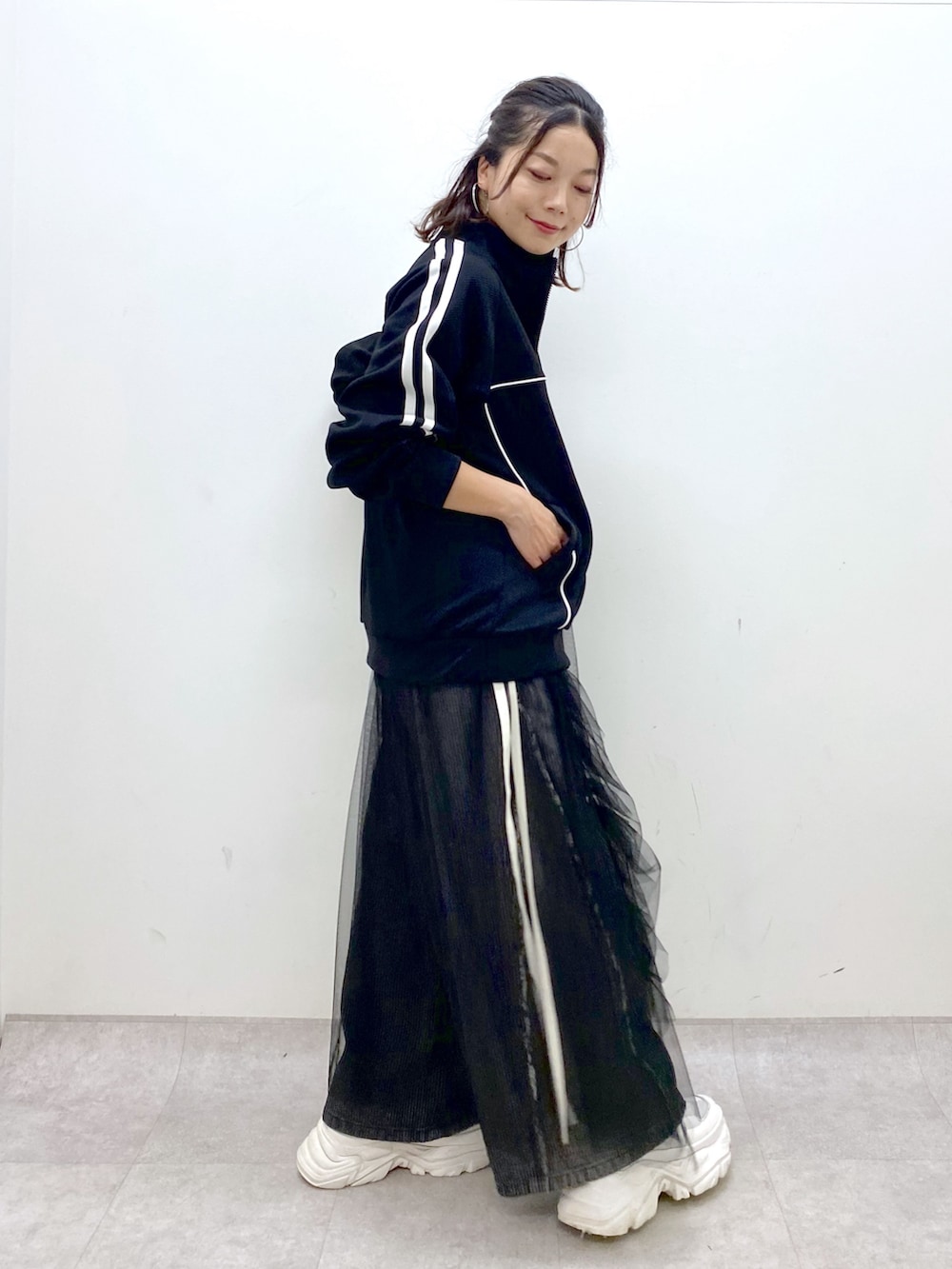 ブラック系のデニムパンツ、ホワイト系のスニーカー、ブラック系のジャージを着用したレディースの夏コーディネートの6枚目の写真